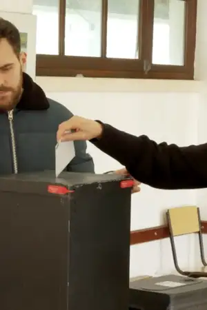 Mesmo com a água a subir, deixaram a vigia para votar no Casal Marachão, em Soure